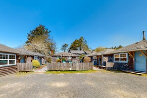 Exterior - Dog-Friendly Beach Condo with Free WiFi - Close to Beach (Cannon Beach)