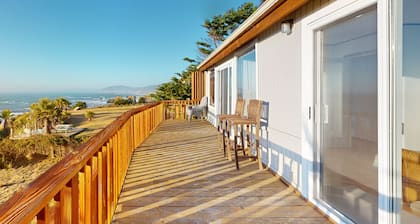 Agradable para perros en casa w / vistas al mar justo fuera de las ventanas y una bañera de hidromasaje privada!