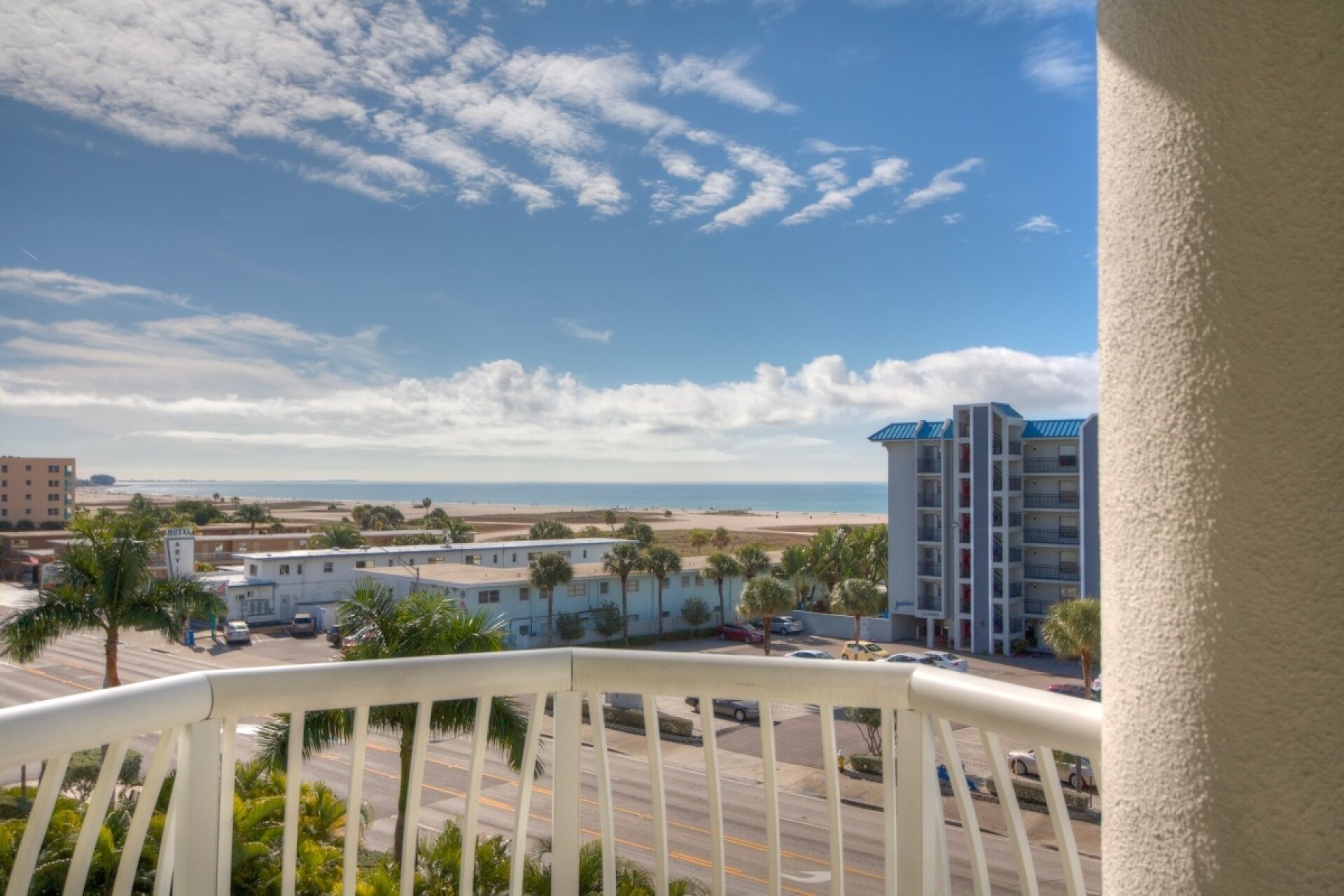 Ein Hotel mit Blick auf Strand und Meer.