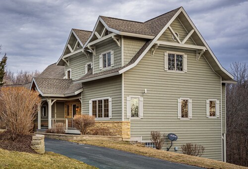 Your Spacious HOME for the Holidays, Huge Hot Tub, 2 Fireplaces - Sleeps 14!