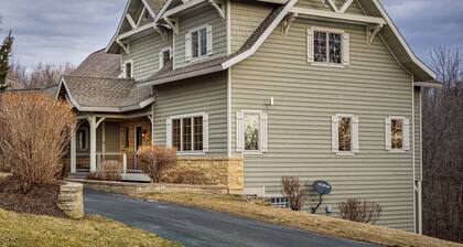 Your Spacious HOME for the Holidays, Huge Hot Tub, 2 Fireplaces - Sleeps 14!