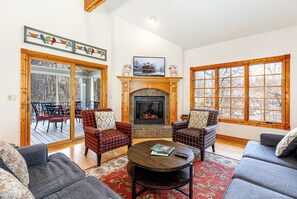 Télévision à écran plat, cheminée, lecteur de DVD, baby-foot