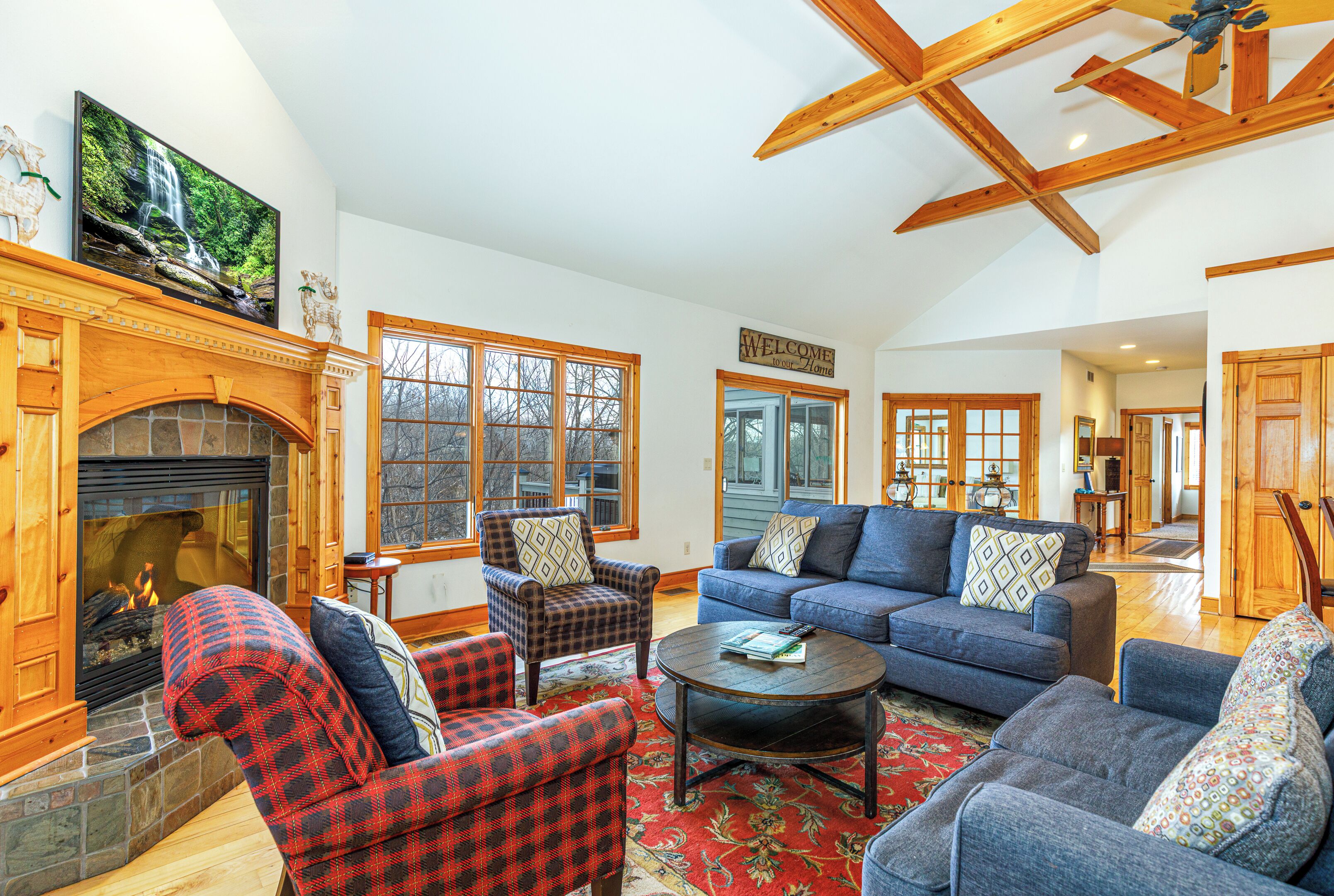 Télévision à écran plat, cheminée, lecteur de DVD, baby-foot