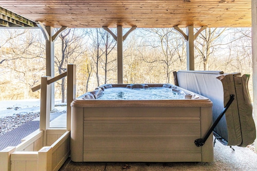 Your Spacious HOME for the Holidays, Huge Hot Tub, 2 Fireplaces - Sleeps 14!