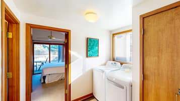 2 bedrooms, iron/ironing board, Internet, bed sheets