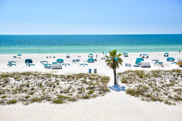 Plage, serviettes de plage, navigation en bateau à moteur