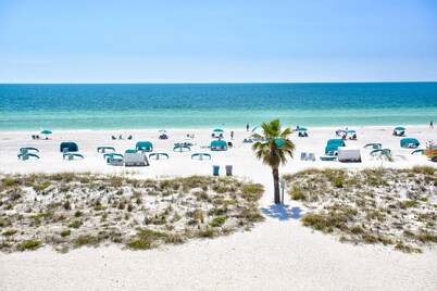 Escape to Romantic 4th Floor Beachfront Stateroom with Beach View: Beach, Pool, Tiki Bar, Grills