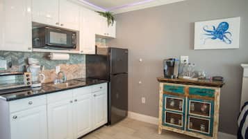 Refrigerador, microondas y cafetera y tetera