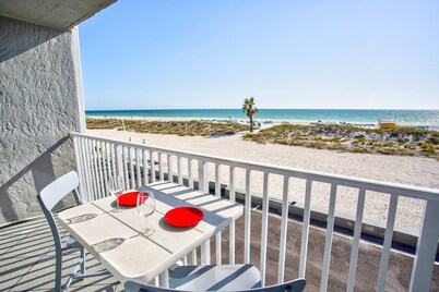 Amazing Beachfront Views From 2 Balconies! Beach, Pool, BBQ, Tiki Bar, + Tickets to Top Activities!