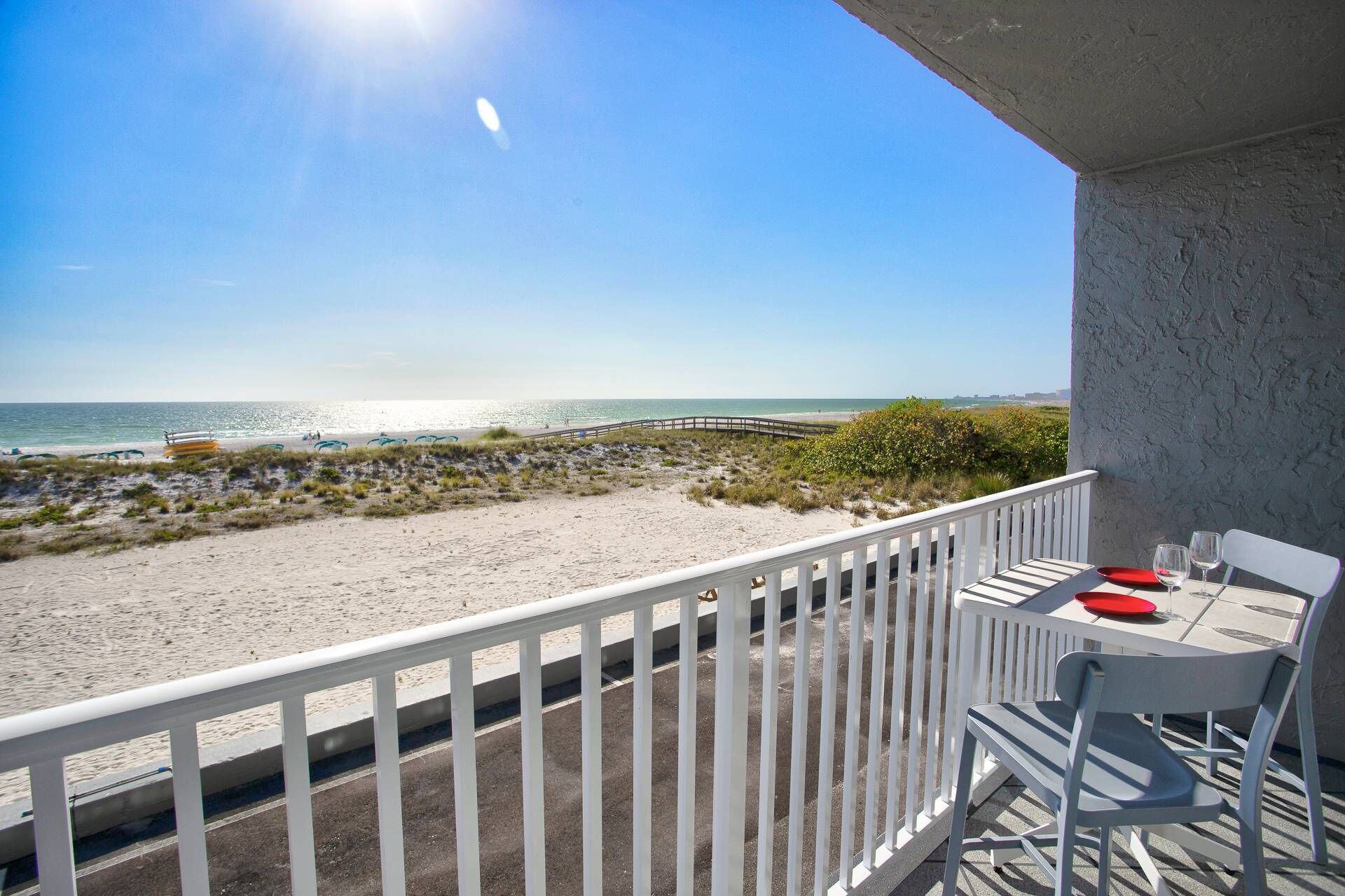 Ein Balkon mit Blick auf Strand und Meer.
