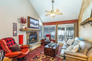 TV, fireplace - Woodland Vista Retreat on Creekwood - Patio, Grill, Fireplace & Dog Friendly (Galena)