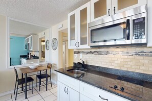 Refrigerador, microondas, cafetera/tetera, utensilios de cocina