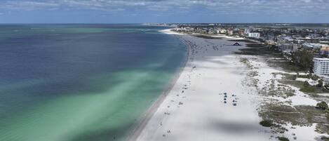 Na praia, toalhas de praia, passeios de lancha