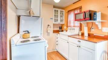 Een koelkast, een magnetron, een oven, een kookplaat