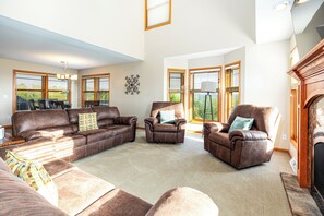 Flatskjerm-TV, peis, videospill og DVD-spiller