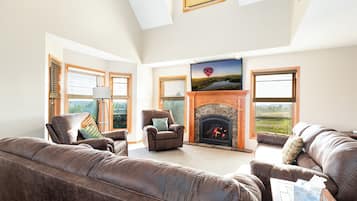 Télévision à écran plat, cheminée, jeux vidéo, lecteur de DVD