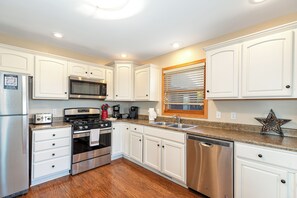 Kjøleskap, mikrobølgeovn, ovn og kokeplater