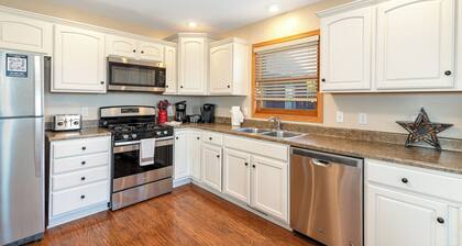 AMAZING VIEWS !! Ulkouima kylpytynnyri, Ping Pong pöytä, Arcade-peli, Fire Pit!