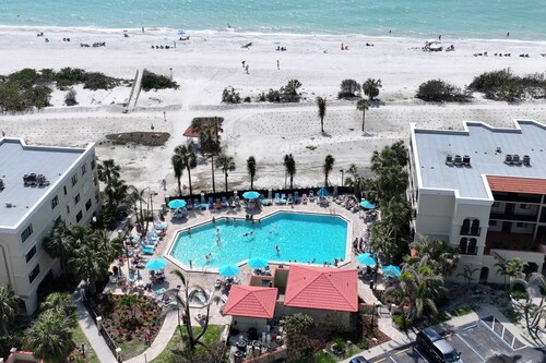 Beachfront Upgraded Condo. Beach Views! Pool, BBQ, Hot Tub, Volleyball & Shuffleboard, Parking