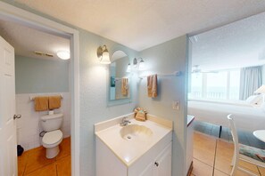 淋浴设施、吹风机、毛巾、洗发水