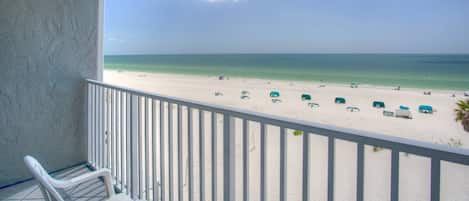 Plage, serviettes de plage, navigation en bateau Ă moteur