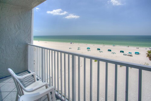 Peaceful Beachfront Vacation, Pool, Hot Tub, Tiki Bar & Tickets Included for Top Area Attractions!