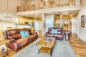 TV, fireplace, DVD player, offices - Golf Course View Family Retreat with WiFi, Shared Pool/Hot Tub, Deck, & More (Eagle Crest)
