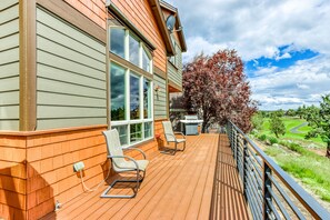 Terrace/patio - Golf Course View Family Retreat with WiFi, Shared Pool/Hot Tub, Deck, & More (Eagle Crest)