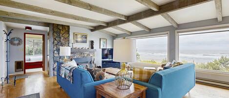 Téléviseur, foyer, lecteur de DVD, livres