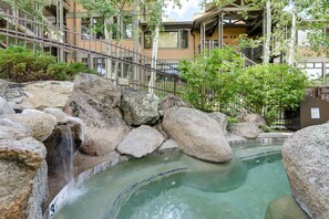A heated pool - Ski-In/Ski-Out Studio in Aspen Snowmass Ski Resort (Snowmass Village)