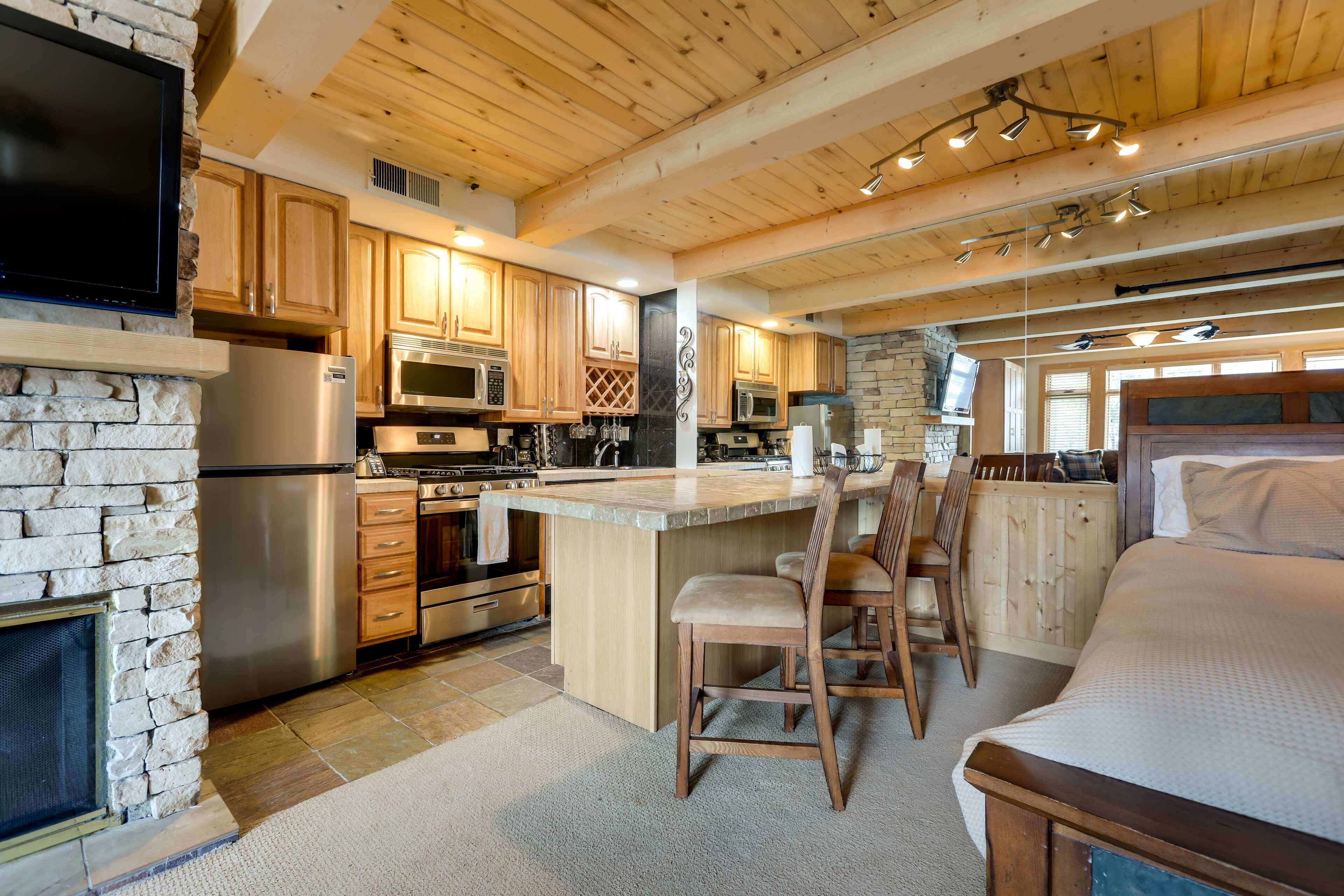 Ski-In/ Out Oversized Aspen Studio: Pool & Hot Tub