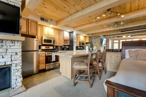 Fridge, microwave, stovetop, dishwasher - Ski-In/Ski-Out Studio in Aspen Snowmass Ski Resort (Snowmass Village)