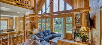 Bright Cabin with Shared Pool, Hot Tub & Resort Amenities