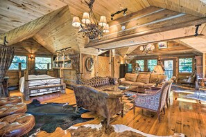 Studio | Vaulted Ceilings | Rustic Décor