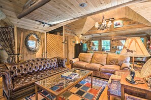 TV, books - Charming Creekside Snowmass Studio: 15 Mi to Aspen (Snowmass)