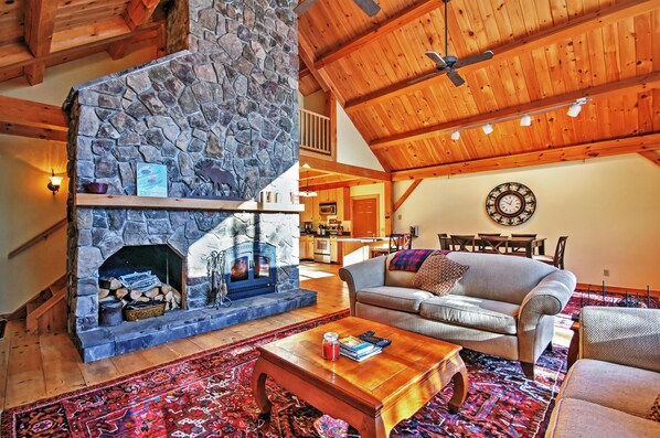 Fernseher, Kamin, DVD-Player, Tischfußball