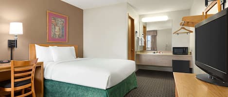 Een bureau, een laptopwerkplek, een strijkplank/strijkijzer, gratis wifi