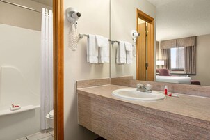 Ducha y bañera combinadas y artículos de higiene personal gratuitos