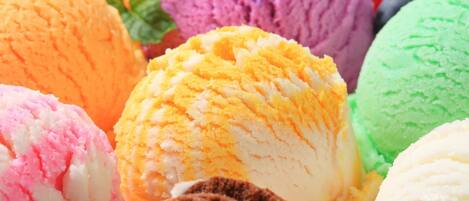 Variedad de sabores de helado.