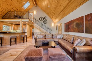 Televisión de pantalla plana, chimenea y estéreo