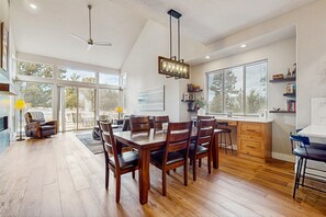 Interior - Centrally located townhome with pool & hot tub access - near golf & skiing (Eagle Crest)