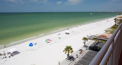 Top Floor Amazing Beachfront View. Quiet and Peaceful Sunset Beach! Your Peaceful Beachfront Getaway