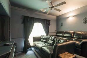 Televisión, chimenea, futbolito, mesa de ping pong