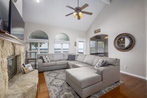 Televisión, chimenea, futbolito y tenis de mesa 