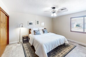 3 bedrooms, iron/ironing board, WiFi, bed sheets - Dog-friendly house on Alsea Bay with bridge views, grill & private hot tub (Waldport)