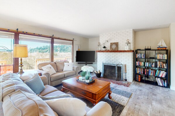 TV, fireplace, books - Dog-friendly house on Alsea Bay with bridge views, grill & private hot tub (Waldport)