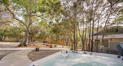 Charming Canyon Lake Cottage w/ Pool & BBQ Pit!