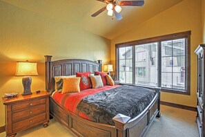 4 bedrooms, laptop workspace, iron/ironing board, Internet - Lavish Fraser Townhome with Deck & Mountain Views! (Fraser)