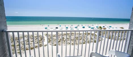 Am Strand, Strandtücher, Motorbootfahrt, Angeln