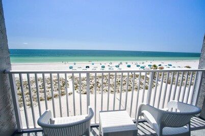Beachfront Resort. Private Balcony with Beach View, Pool, Tiki Bar, Tickets Included Fun Activities!